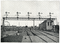 812110 Gezicht op het emplacement van het H.S.M.-station Almelo te Almelo, met op de voorgrond de seinbrug met op de ...